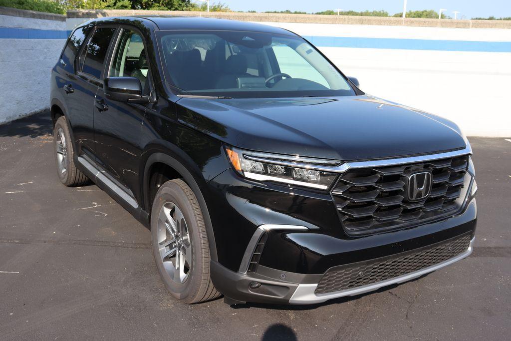 new 2025 Honda Pilot car, priced at $45,050