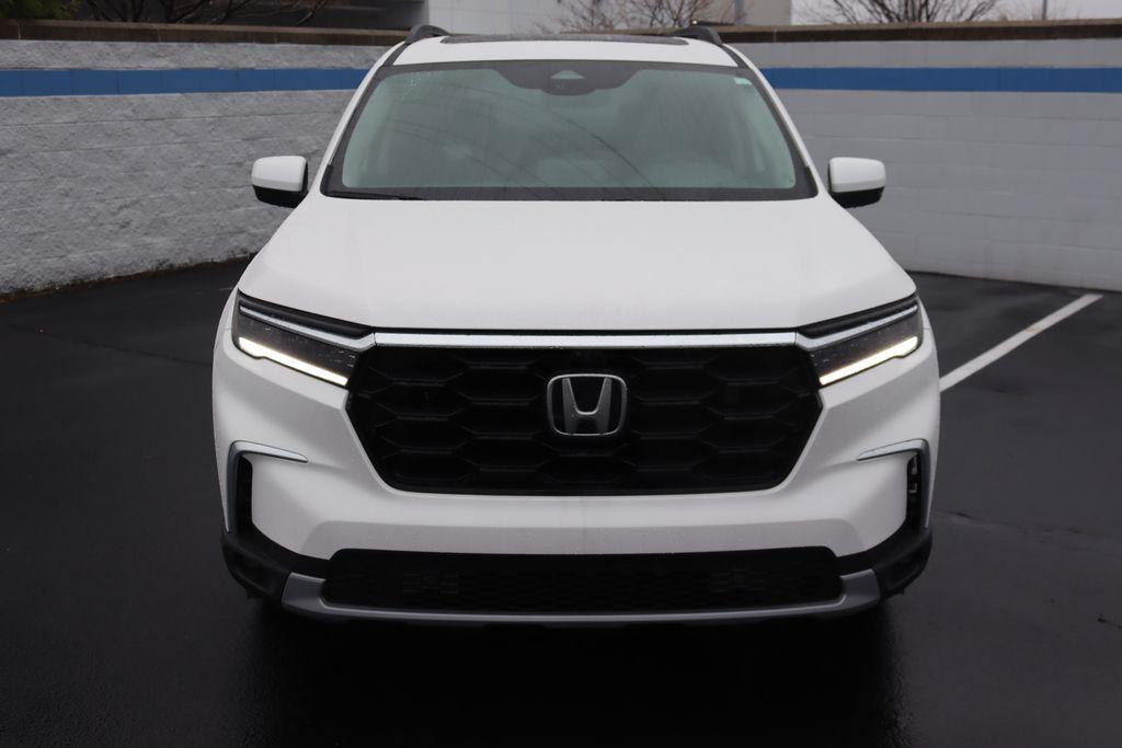 new 2025 Honda Pilot car, priced at $49,450