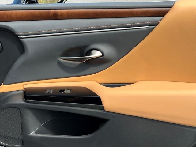 new 2025 Lexus ES 300h car, priced at $47,581