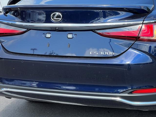 new 2025 Lexus ES 300h car, priced at $47,581