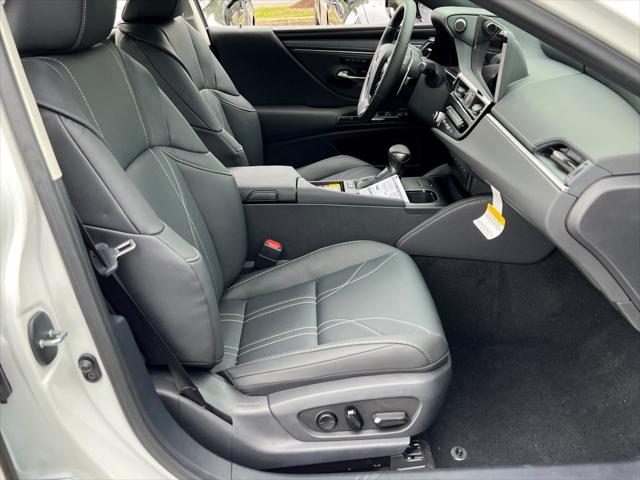 new 2025 Lexus ES 300h car, priced at $55,770