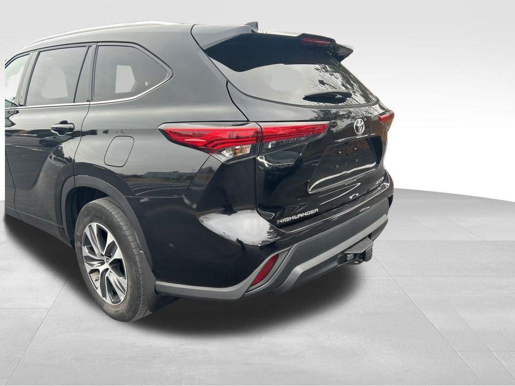 used 2022 Toyota Highlander car, priced at $35,441