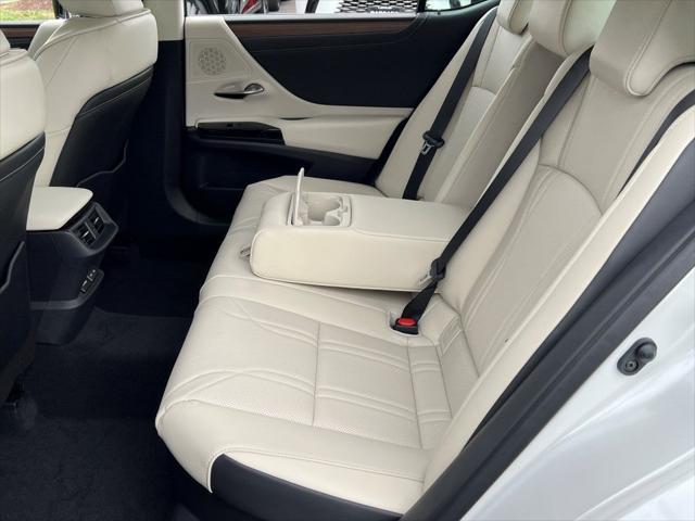 new 2025 Lexus ES 300h car, priced at $52,418