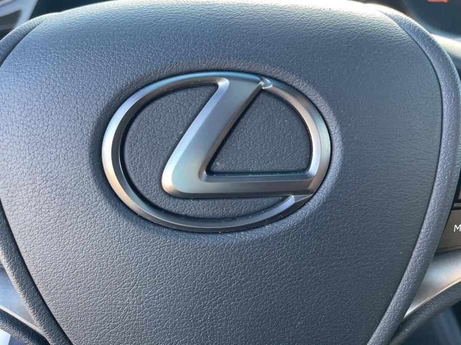 used 2022 Lexus ES 300h car, priced at $40,652