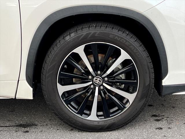 used 2021 Toyota Highlander car, priced at $36,400