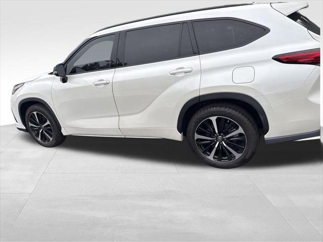 used 2021 Toyota Highlander car, priced at $37,086