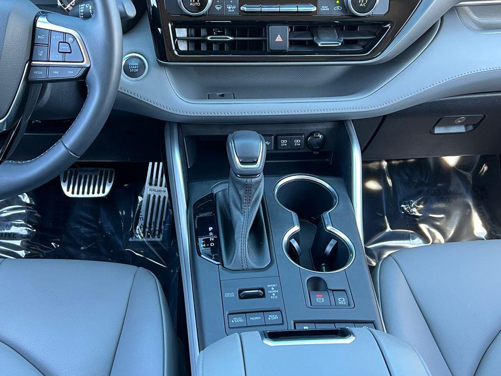 used 2021 Toyota Highlander car, priced at $32,599