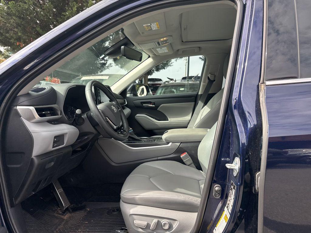 used 2021 Toyota Highlander car, priced at $32,820