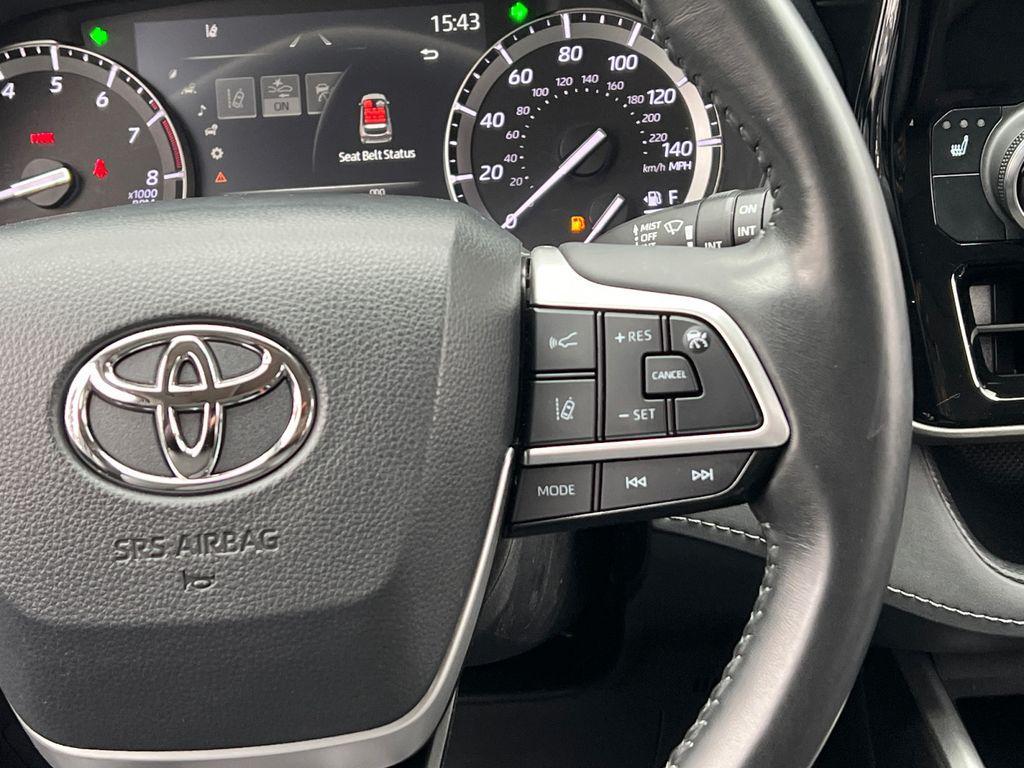 used 2022 Toyota Highlander car, priced at $33,827