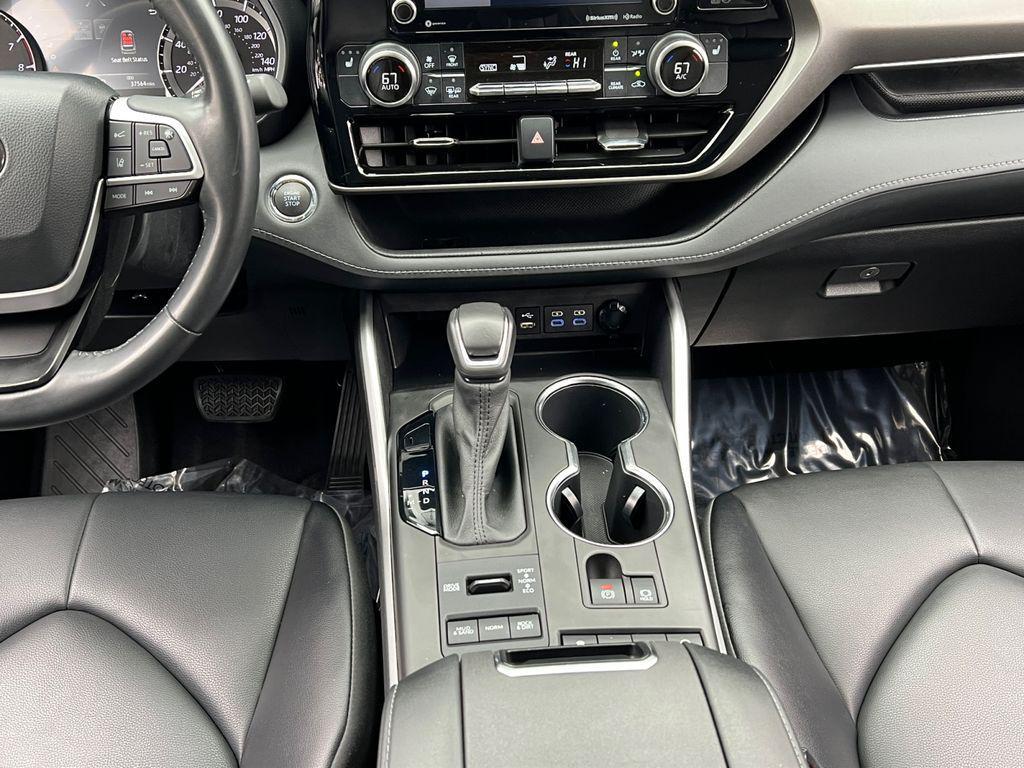 used 2022 Toyota Highlander car, priced at $33,827