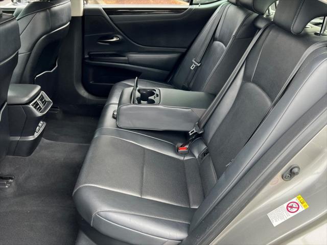 used 2019 Lexus ES 300h car, priced at $27,900