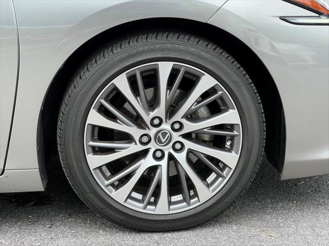 used 2019 Lexus ES 300h car, priced at $27,900