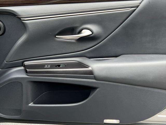 used 2019 Lexus ES 300h car, priced at $27,900