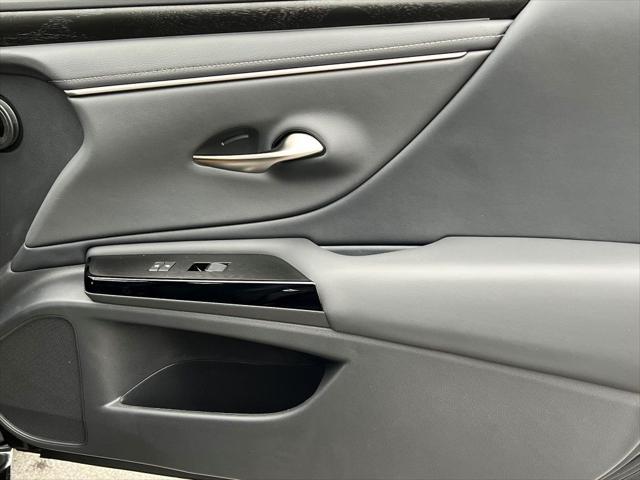 new 2025 Lexus ES 300h car, priced at $48,682