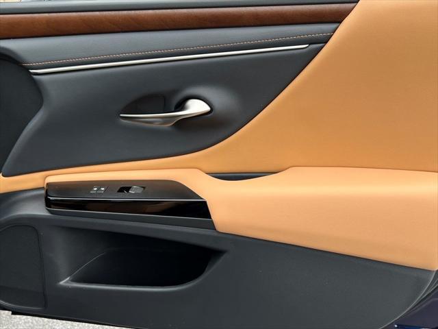 new 2025 Lexus ES 300h car, priced at $47,482