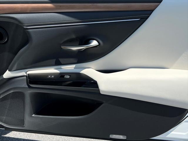 new 2025 Lexus ES 300h car, priced at $49,530