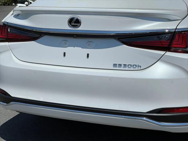 new 2025 Lexus ES 300h car, priced at $49,530