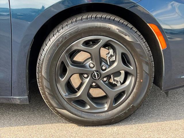 used 2021 Chrysler Pacifica Hybrid car, priced at $27,332