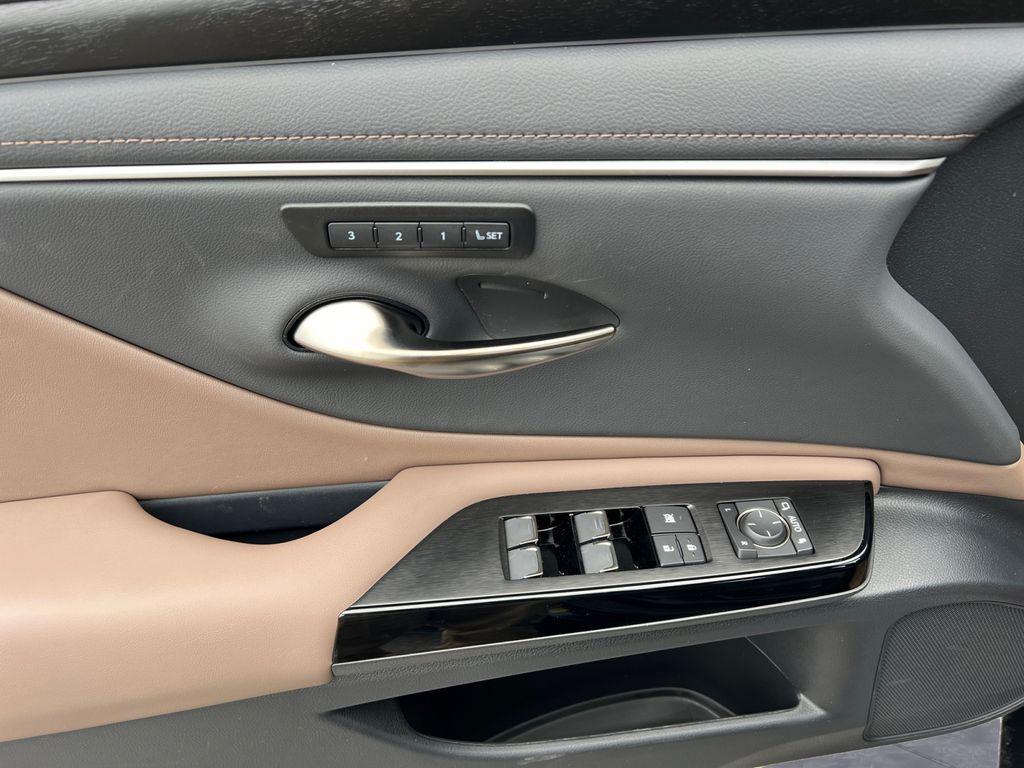 new 2025 Lexus ES 300h car, priced at $51,489