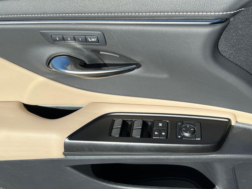used 2019 Lexus ES 300h car, priced at $32,799