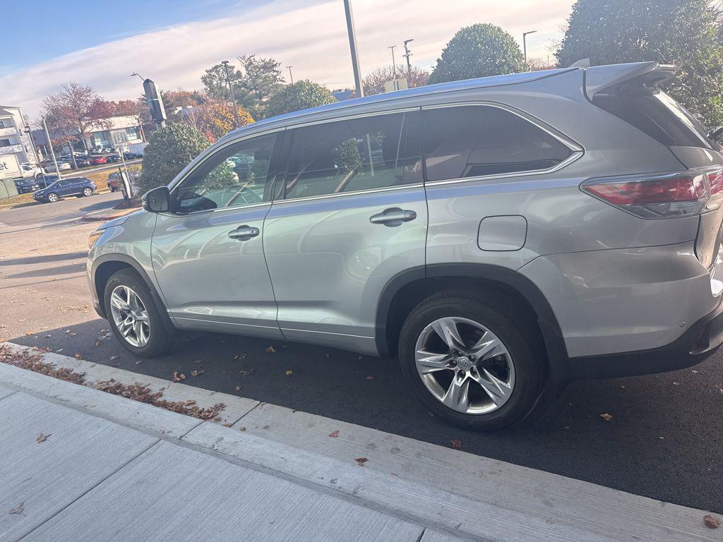 used 2015 Toyota Highlander car, priced at $21,385