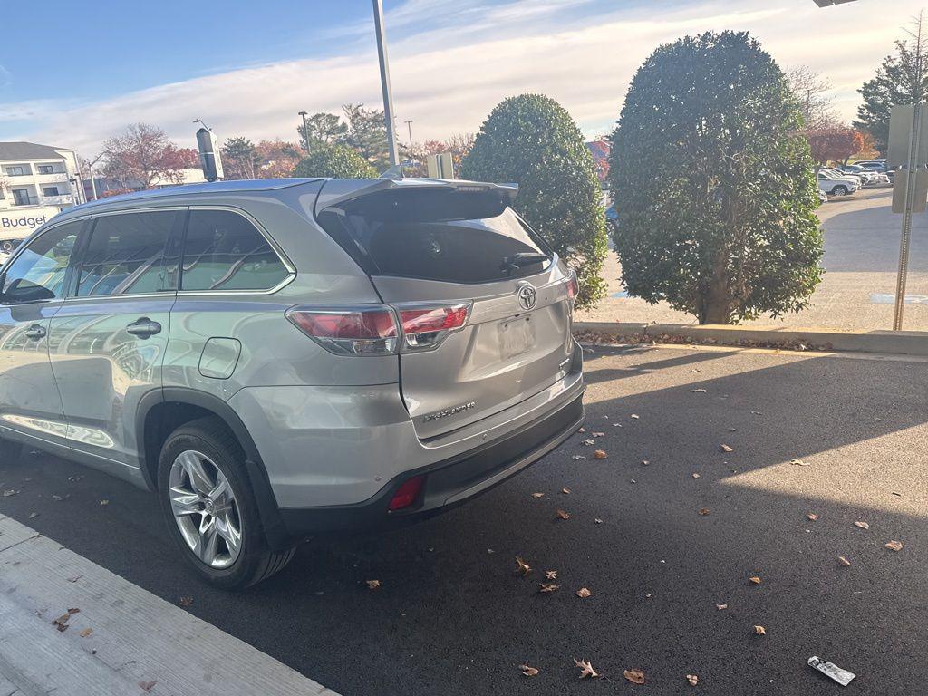 used 2015 Toyota Highlander car, priced at $21,385