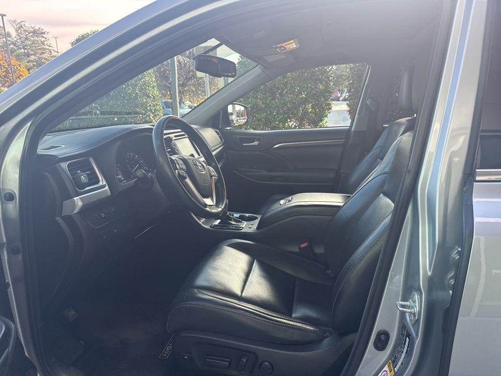 used 2015 Toyota Highlander car, priced at $21,385
