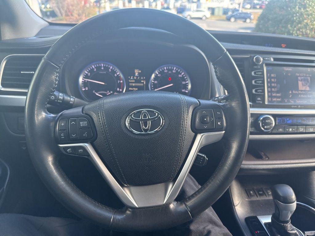 used 2015 Toyota Highlander car, priced at $21,385