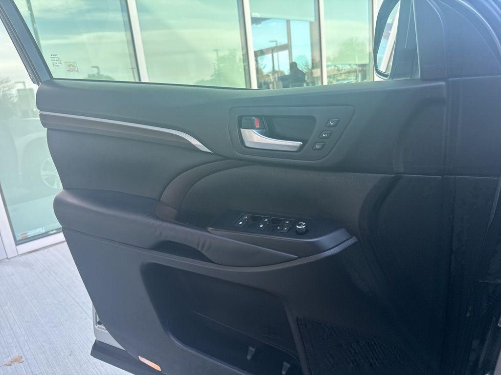 used 2015 Toyota Highlander car, priced at $21,385