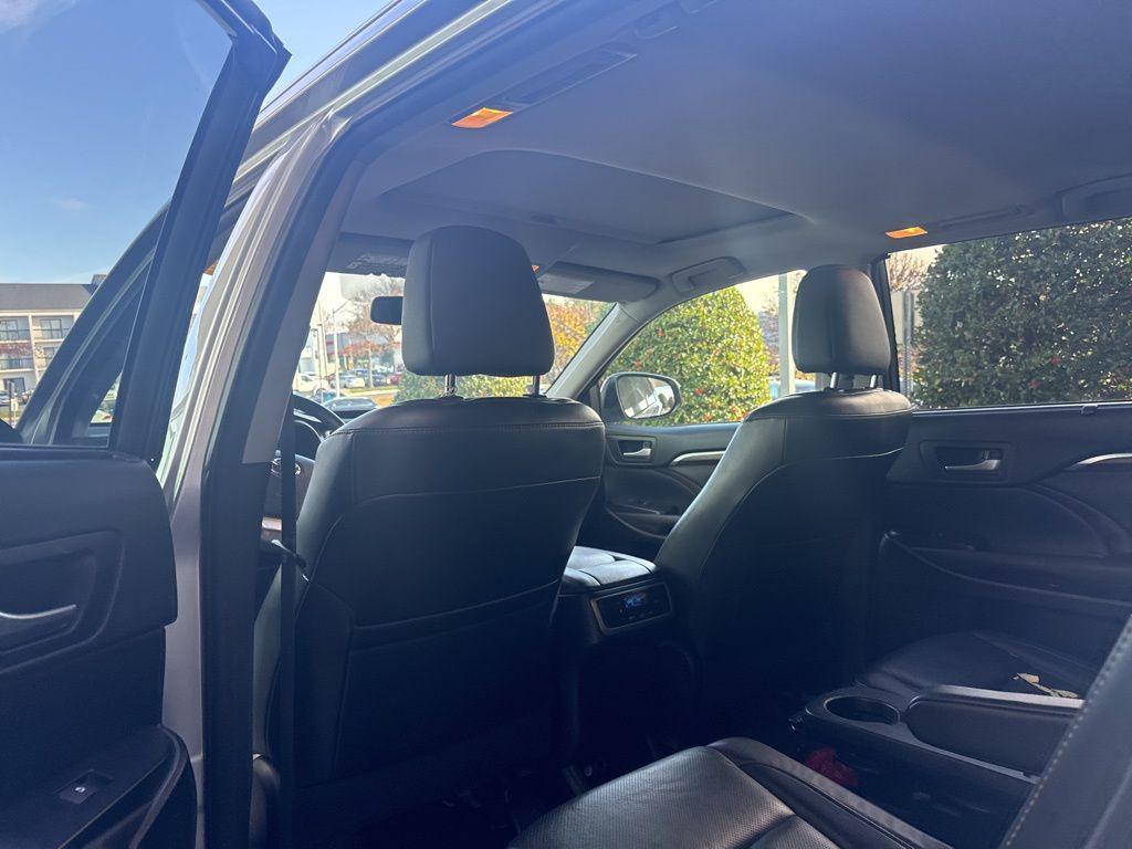 used 2015 Toyota Highlander car, priced at $21,385