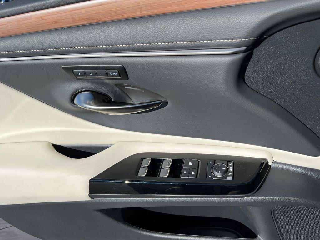 new 2025 Lexus ES 300h car, priced at $54,724
