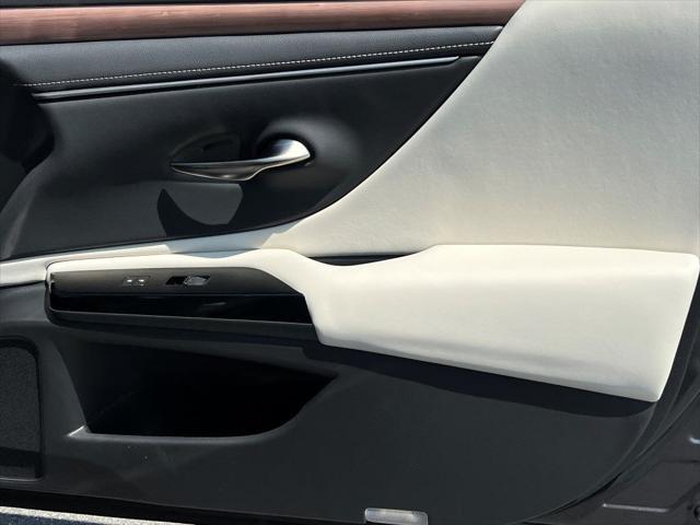new 2025 Lexus ES 300h car, priced at $49,021
