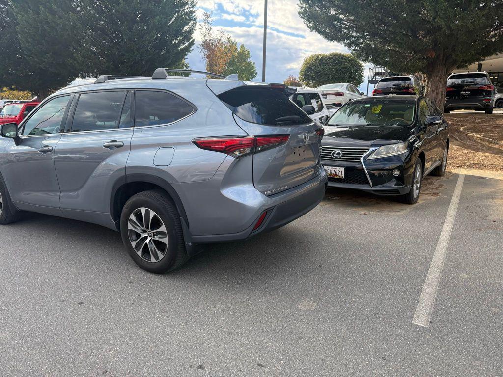 used 2022 Toyota Highlander car, priced at $35,023