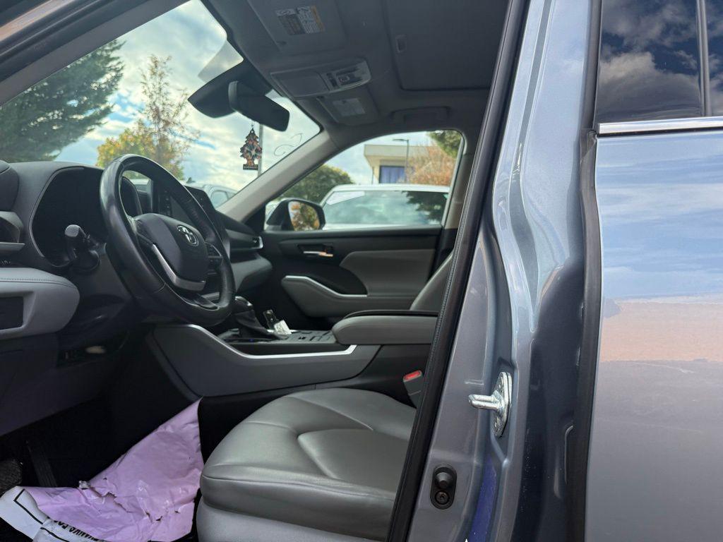 used 2022 Toyota Highlander car, priced at $35,023