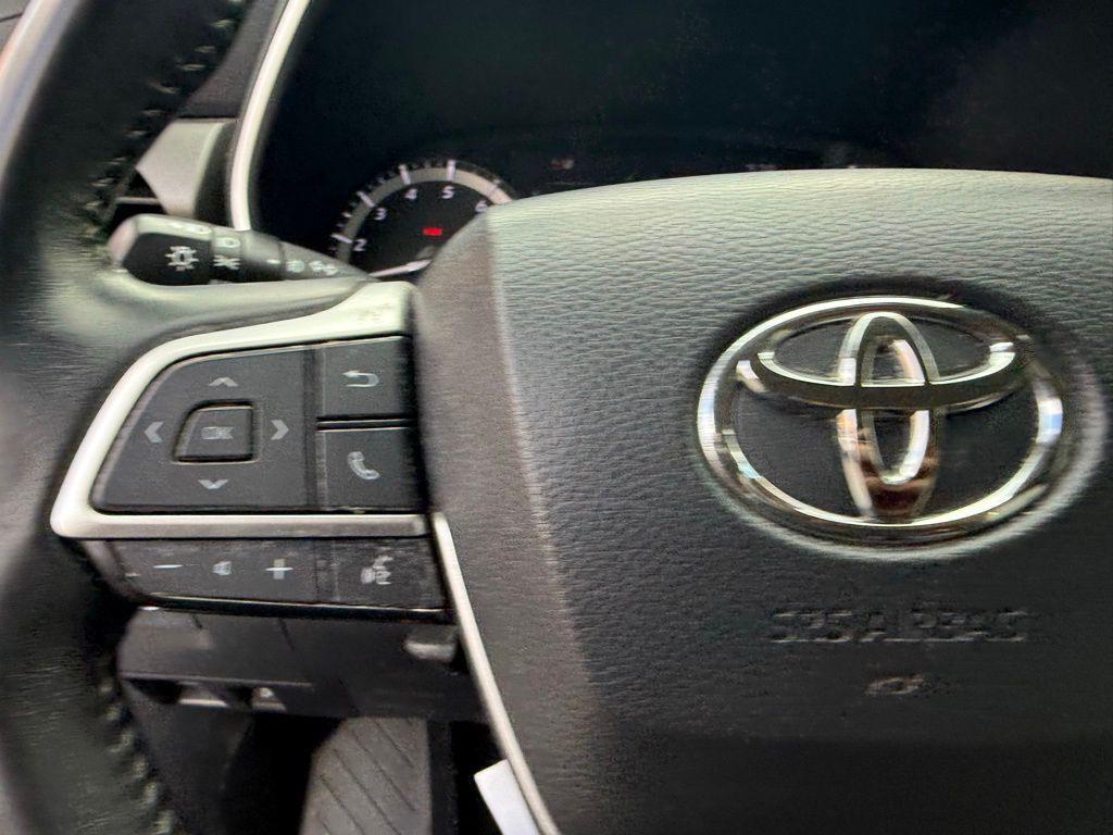 used 2022 Toyota Highlander car, priced at $35,023