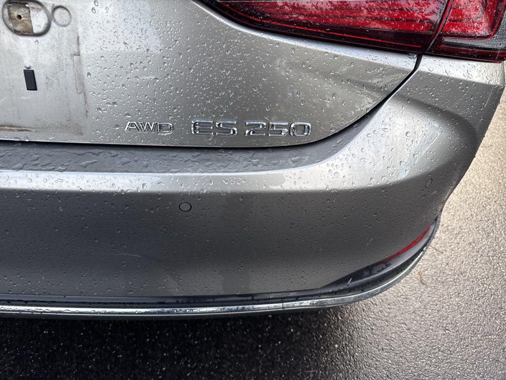 used 2021 Lexus ES 250 car, priced at $29,900