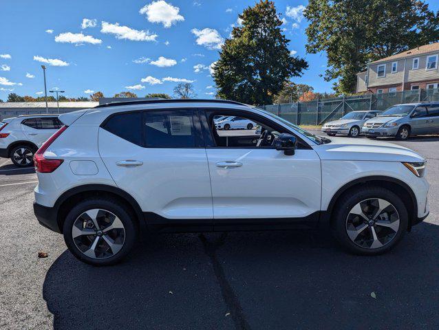 new 2025 Volvo XC40 car