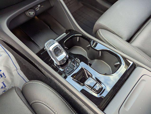 new 2025 Volvo XC40 car