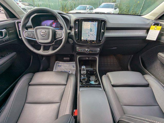 new 2025 Volvo XC40 car