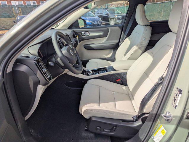 new 2025 Volvo XC40 car