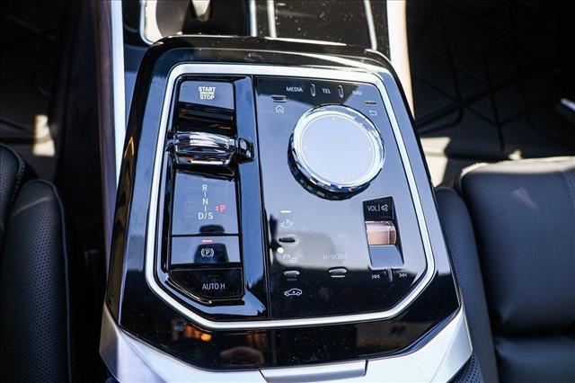 new 2025 BMW 760 car, priced at $133,975