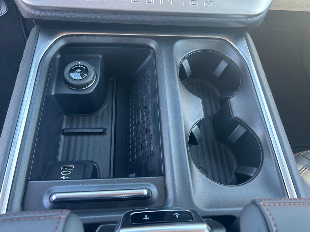 new 2025 Ford Expedition car, priced at $68,139