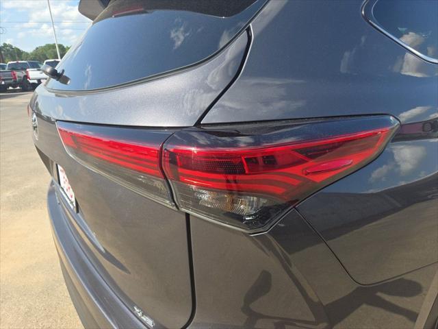 used 2022 Toyota Highlander car, priced at $33,356