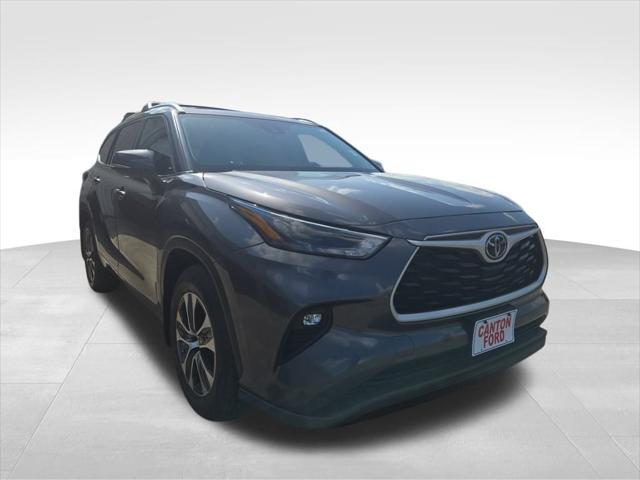 used 2022 Toyota Highlander car, priced at $33,356