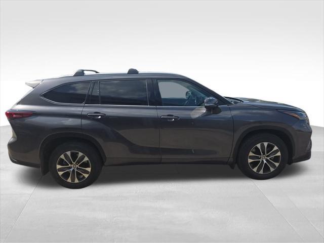 used 2022 Toyota Highlander car, priced at $33,356