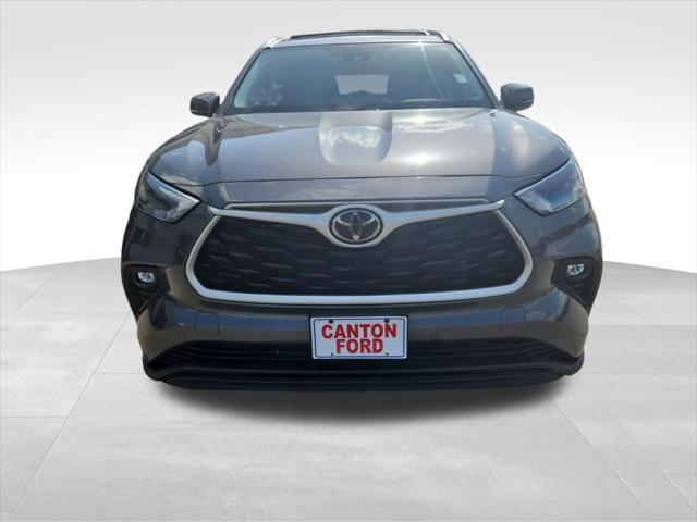 used 2022 Toyota Highlander car, priced at $33,356