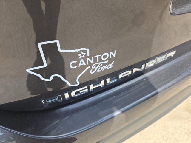 used 2022 Toyota Highlander car, priced at $33,356