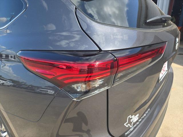 used 2022 Toyota Highlander car, priced at $33,356