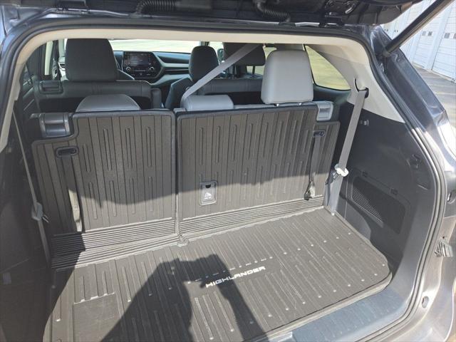 used 2022 Toyota Highlander car, priced at $33,356