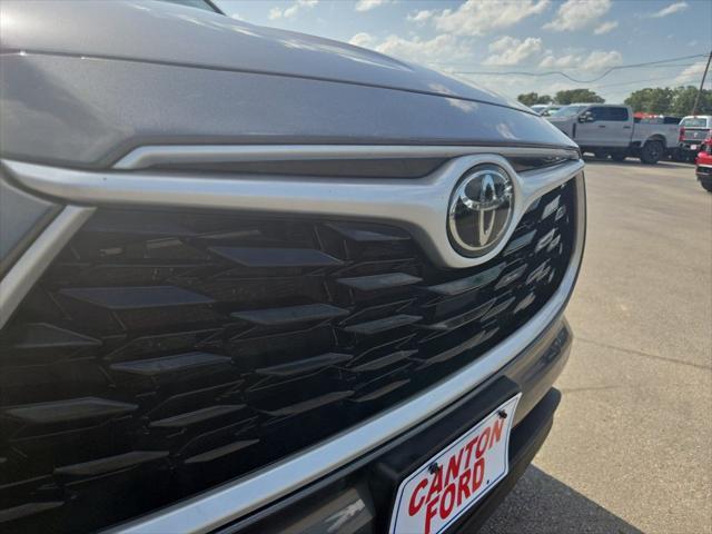 used 2022 Toyota Highlander car, priced at $33,356